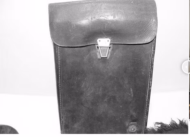 Thời trước, chiếc túi xách da là phụ kiện chỉ những “cậu ấm, cô chiêu” trong những gia đình giàu có mới có cơ hội được sử dụng. Chúng chẳng khác túi hiệu Hermès, Chanel, Prada, Burberry...thời nay của giới nhà giàu. Ảnh: Lao động.