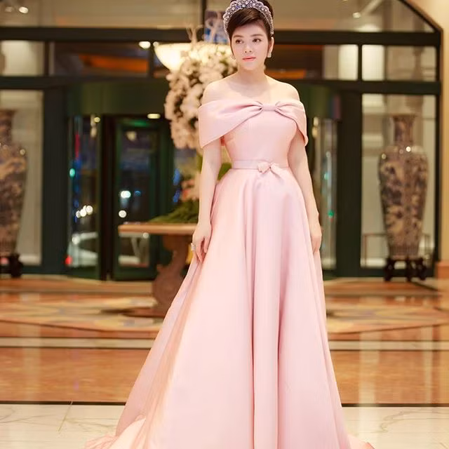 Lý Nhã Kỳ được xem là một trong những mỹ nhân độc thân giàu có bậc nhất của Vbiz. Bên cạnh biệt thự, siêu xe...Lý Nhã Kỳ còn khiến công chúng Việt chất ngất với loạt hàng hiệu cùng tủ phụ kiện có trị giá lên đến chục triệu USD. Ảnh: Dân Việt.