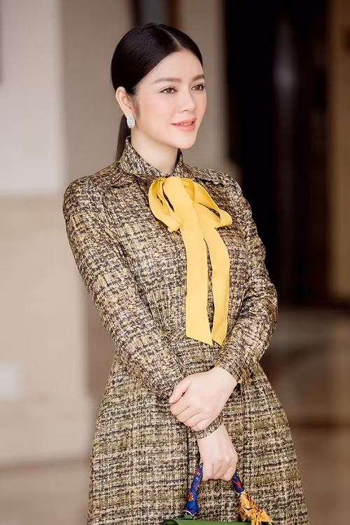 Lý Nhã Kỳ lộng lẫy với chiếc đầm màu rêu bằng vải tweed của Dice Kayek và chiếc túi xách Hermes đắt giá, điểm nhấn là túm tua rua của nhà Fendi trị giá 500 triệu đồng. Ảnh: Dân Việt.