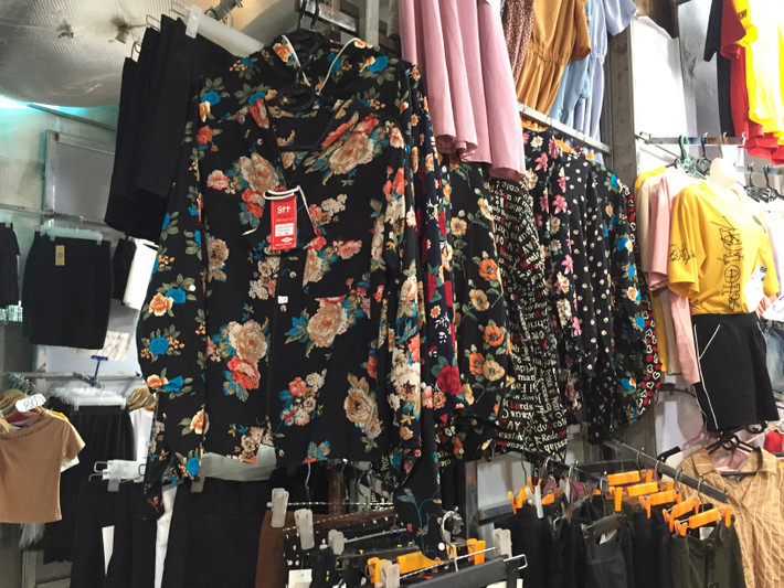 Một chủ cửa hàng áo chống nắng tại Chợ Xanh cho hay, có một số loại áo chống nắng chỉ có thể mặc được tại những nơi râm mát, còn nếu mặc dưới thời tiết nắng gắt vẫn sẽ phải chịu cảm giác nóng rát trên da. “Mua áo chống nắng phải lựa loại có vải dày dặn, không nên chỉ nhìn mẫu mã đẹp rồi mua”, chị cho biết thêm. (Ảnh: Hồng Anh)