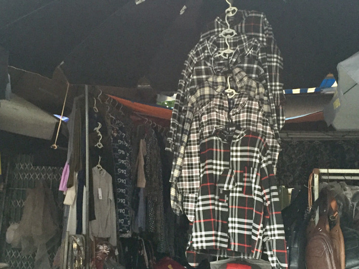 Và ở một số khu vực khác như Chợ Lĩnh Nam (trong ảnh), Chợ đầu mối phía Nam, Chợ Xanh Hoàng Liệt,… cũng có thể dễ dàng tìm được những gian hàng, cửa hàng bán các loại áo chống nắng giá rẻ (Ảnh: Hồng Anh)