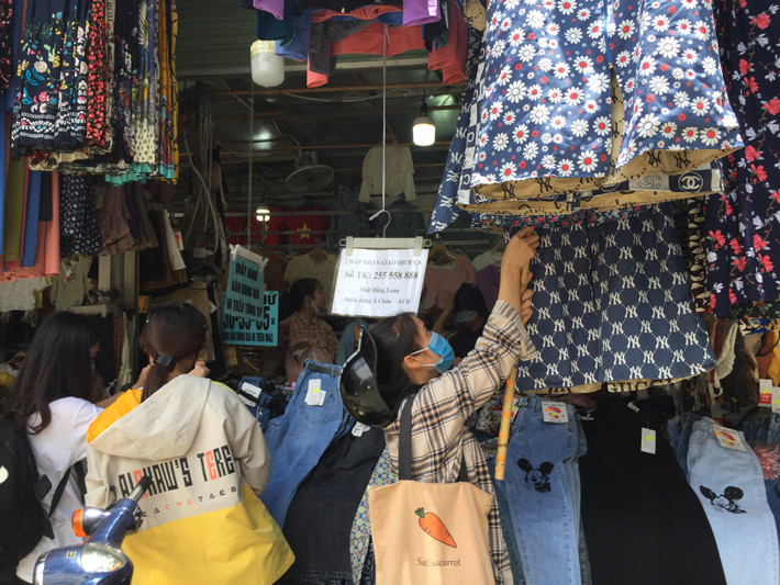 Chị Nguyễn Thị Thanh (Hà Nội) - một người mua hàng chia sẻ: “Tôi nghĩ các mẫu áo chống nắng này đều khá là đẹp và đa dạng, hơn nữa đây cũng chỉ là một phụ kiện nên không cần mua loại quá đắt làm gì.” (Ảnh: Hồng Anh)