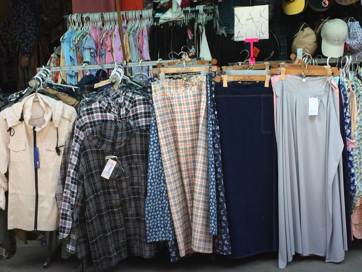 Người bán giới thiệu các mẫu áo chống nắng giá rẻ có xuất xứ chủ yếu từ Việt Nam và Trung Quốc nên giá thành khá rẻ so với hàng của các hãng cao cấp. Các loại áo - váy chống nắng này cũng được làm từ các chất liệu đa dạng như kaki, vải thông hơi, hay cotton.... (Ảnh: Hồng Anh)