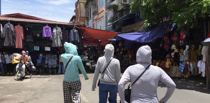 Người tiêu dùng nên lựa chọn áo tối màu, có chất liệu chống nắng tốt như jeans hay cotton để có thể bảo vệ sức khỏe và làn da tốt hơn dưới tác hại của ánh nắng mặt trời. (Ảnh: Hồng Anh)