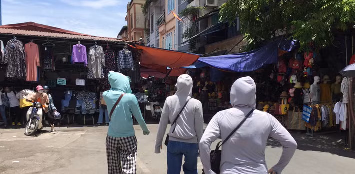 Người tiêu dùng nên lựa chọn áo tối màu, có chất liệu chống nắng tốt như jeans hay cotton để có thể bảo vệ sức khỏe và làn da tốt hơn dưới tác hại của ánh nắng mặt trời. (Ảnh: Hồng Anh)