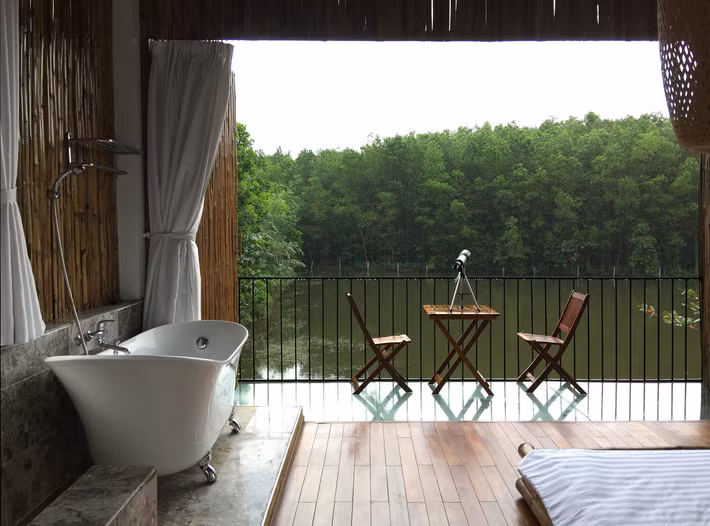 Phòng ngủ chính có mặt tiền mở hoàn toàn, tiếp xúc trực tiếp với thiên nhiên.