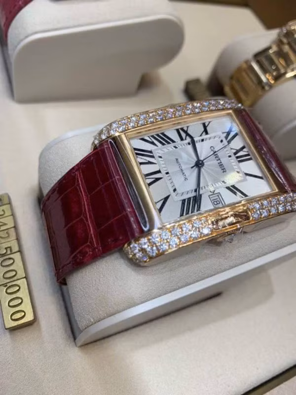 Đồng hồ Hublot, Cartier trị giá hàng tỷ đồng cũng là sở thích của nam danh hài. Ảnh: FBNV.