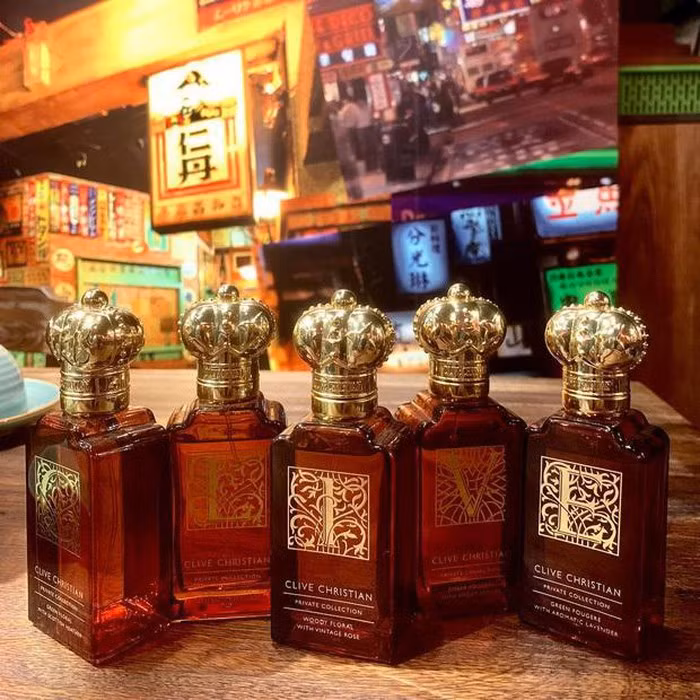 Những chai nước hoa xa xỉ của thương hiệu nước hoa lâu đời giá 275 bảng Anh (khoảng 8,4 triệu đồng) của Clive Christian cũng nằm trong tủ nước hoa của Trấn Thành. Ảnh: FBNV.