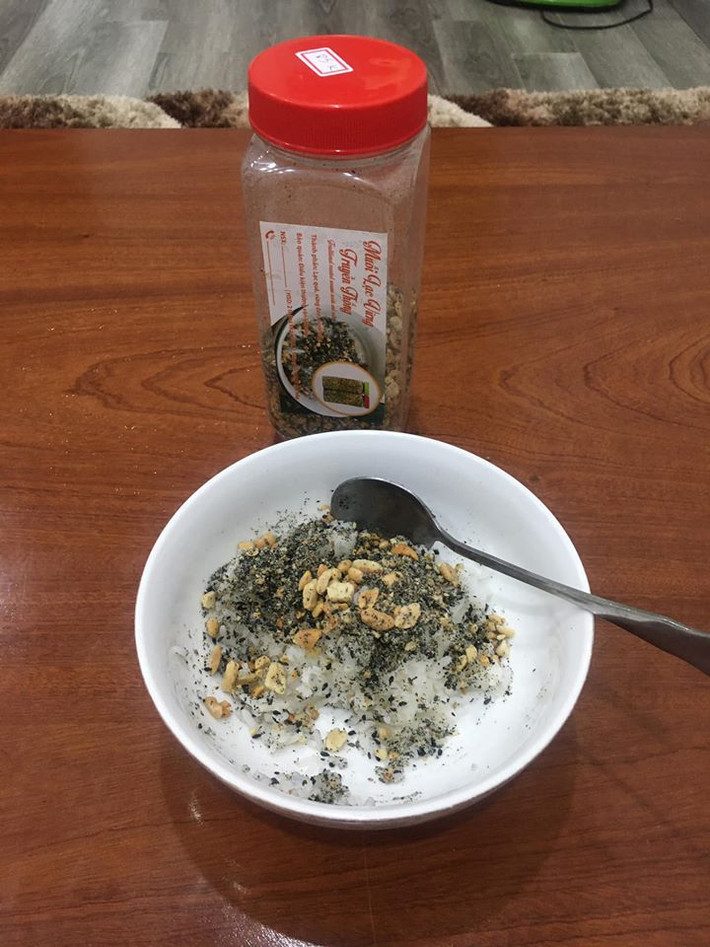 Chị Hằng (Thanh Xuân, Hà Nội) cho biết bán muối vừng khoảng 2 năm nay. Tuy nhiên, muối vừng trước đây làm đơn giản chỉ gồm lạc, vừng trắng hoặc vừng đen.