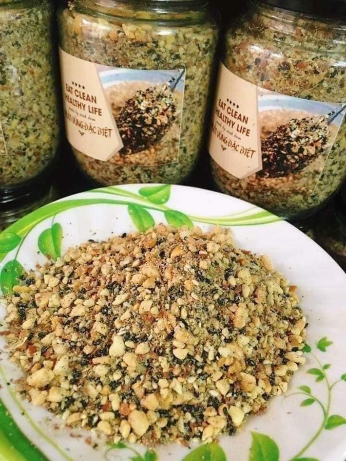 Chị Thái (Long Biên, Hà Nội) thừa nhận là khách hàng trung thành của món muối vừng. Mấy đứa trẻ con nhà chị cũng thích ăn cơm muối vừng nên chị thường đặt hàng trên mạng của một người bán quen.