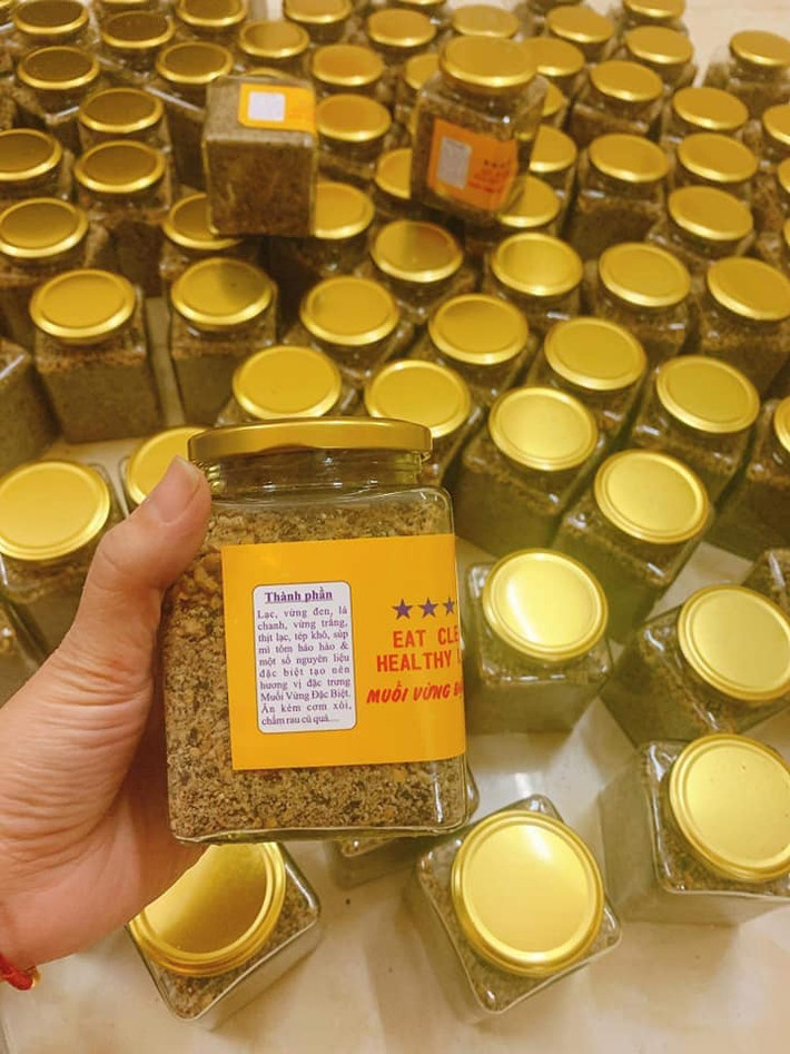 Muối vừng đắt nhưng đổi lại thanh đạm dễ ăn, rất hao cơm. Thêm nữa, mua nửa cân muối vừng cũng ăn được khoảng 2-3 tuần. Nguồn ảnh: Facebook.