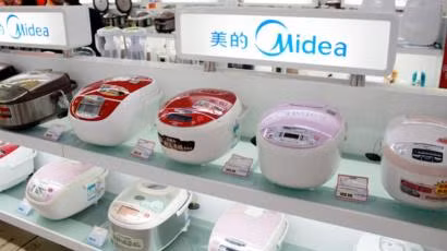 Đến nay, Midea Group hiện sở hữu hơn 200 công ty con, bao gồm hãng chế tạo robot Kuka có trụ sở tại Đức. Tỷ phú Hà Hưởng Kiện rời khỏi vị trí chủ tịch vào năm 2012 song vẫn là cổ đông lớn nhất và có tiếng nói quyết định với hoạt động hàng ngày của tập đoàn. Ảnh: BBC.