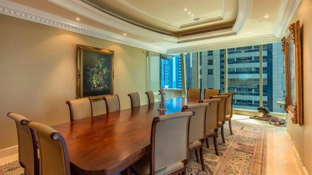 Bàn ăn có thể phục vụ nhiều người cùng lúc.