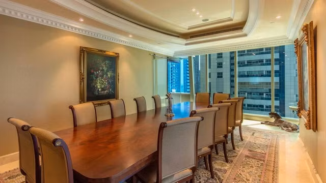 Bàn ăn có thể phục vụ nhiều người cùng lúc.