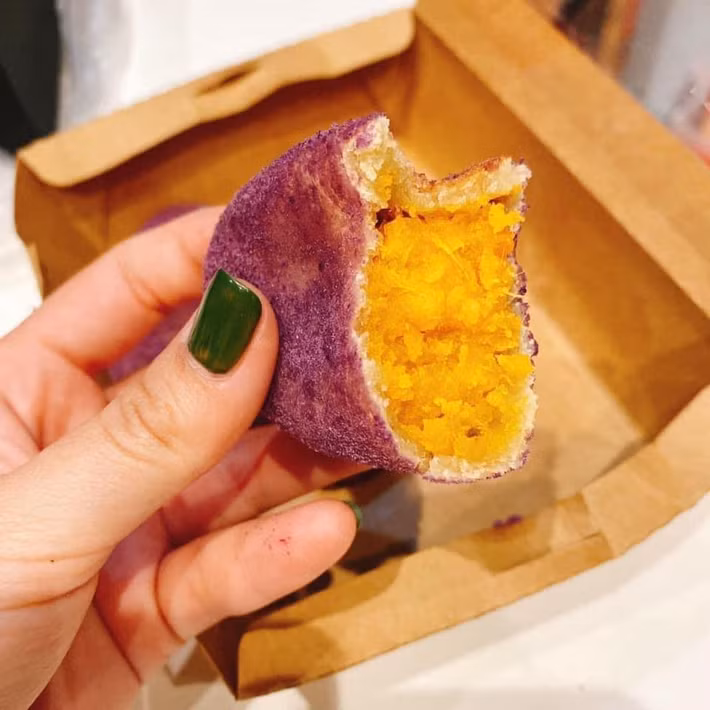 Bánh khoai ăn ngon nhất là khi vừa lấy từ trong lò ra, lúc đấy nhân vẫn nóng hổi, vỏ ngoài giòn mặt, bên trong dẻo dai...