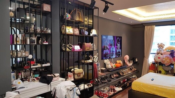 Túi xách, giày dép, nước hoa của Lan Ngọc cũng nhiều không kém mỹ nhân Vbiz nào.