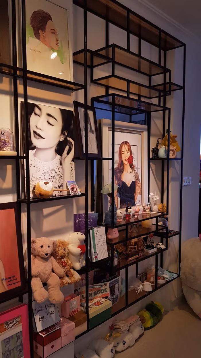 Ninh Dương Lan Ngọc dành một góc để bày trí rất nhiều quà tặng từ khán giả yêu mến.