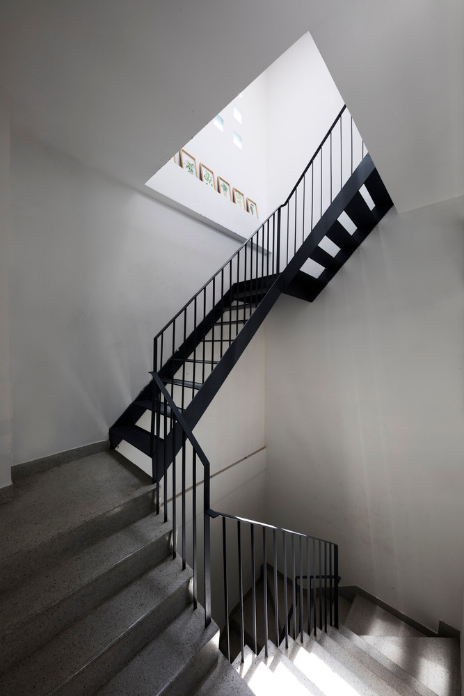 Mặt khác, sự tách biệt trong không gian nội thất bị hạn chế bằng cách giảm thiểu các bức tường gạch chắc chắn, ưu tiên sử dụng các bức tường kính và không gian liên tục.