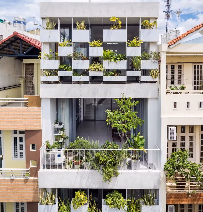 SR-1 House tọa lạc trên một khi đất rộng chỉ 37m2 và gặp bất lợi khi nằm ở phía Tây, đối diện trực tiếp với ánh sáng mặt trời vào buổi chiều, trước mặt là con đường nhỏ, đất đai khô cằn và thiếu cây canh. Ảnh: Hiroyuki Oki