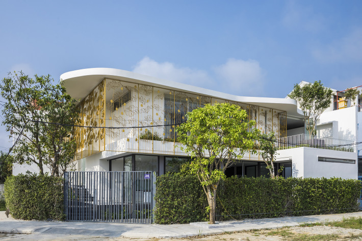 Tọa lạc trên khu đất có diện tích 12,6x20m ở thành phố Huế, ngôi nhà 2 tầng tông trắng xinh xắn, gây ấn tượng với hệ thống khung sắt họa tiết hoa sen đầy nghệ thuật.