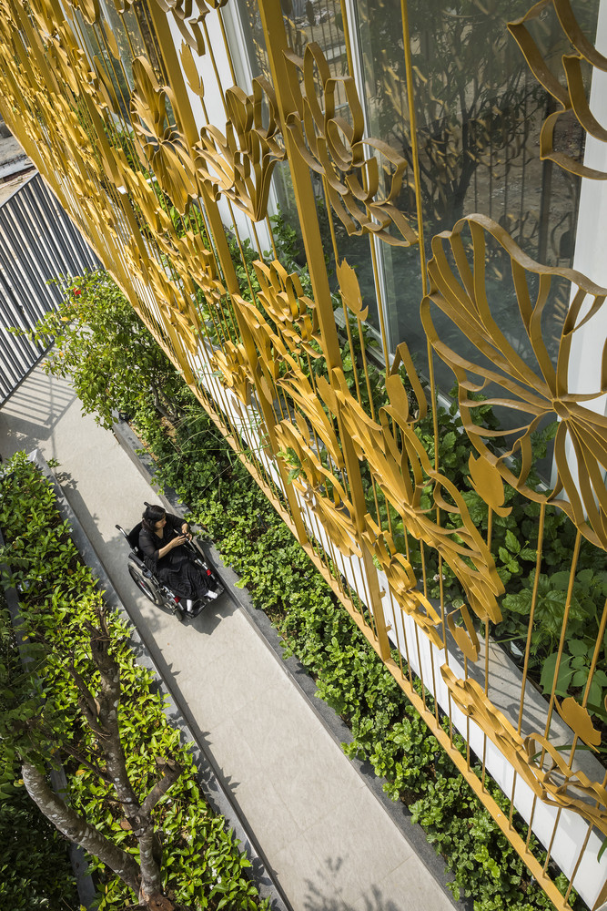 Hệ thống khung sắt lan can họa tiết hoa sen bao quanh tầng hai không chỉ đảm bảo an ninh mà còn là tấm khiên hạn chế ánh sáng mặt trời chiếu vào nhà.