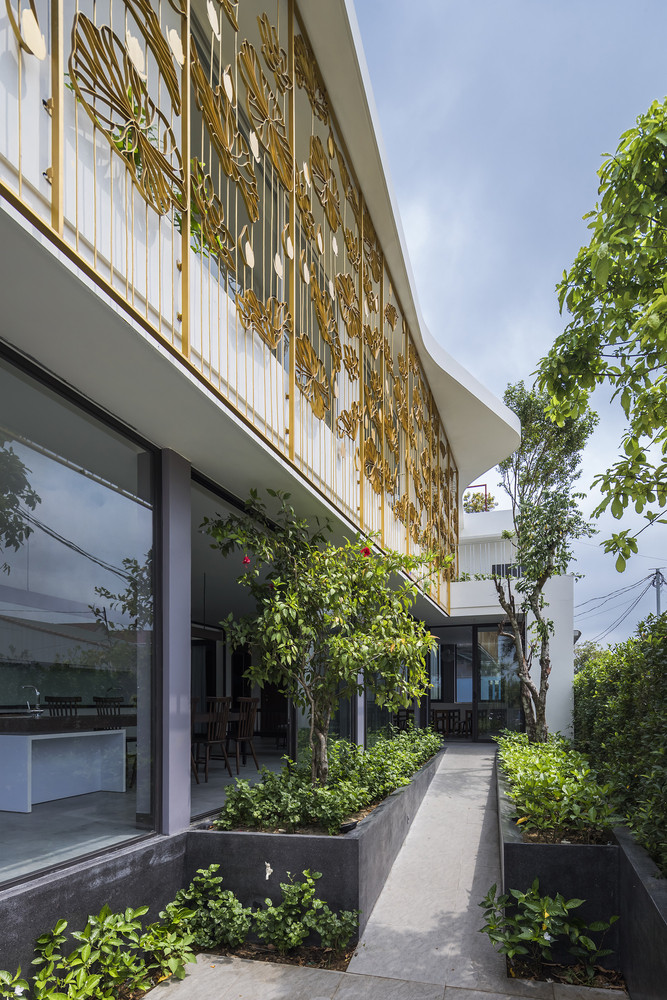 Những khu vườn nhỏ đầy nắng gió xen kẽ không gian sinh hoạt xóa nhòa ranh giới bên trong và bên ngoài nhà.