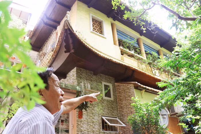 Căn biệt thự vườn số 115 Hàng Bạc, cổng phụ tại số 6 Đinh Liệt vốn thuộc sở hữu của vợ chồng cụ Phạm Văn Thanh - Phạm Thị Tề (những thợ kim hoàn nức tiếng ở Hà Nội đầu thế kỷ 20) là công trình hiếm hoi ở Hà Nội vẫn còn giữ được nguyên vẹn nét kiến trúc cổ kính xưa. Ảnh: Saostar.