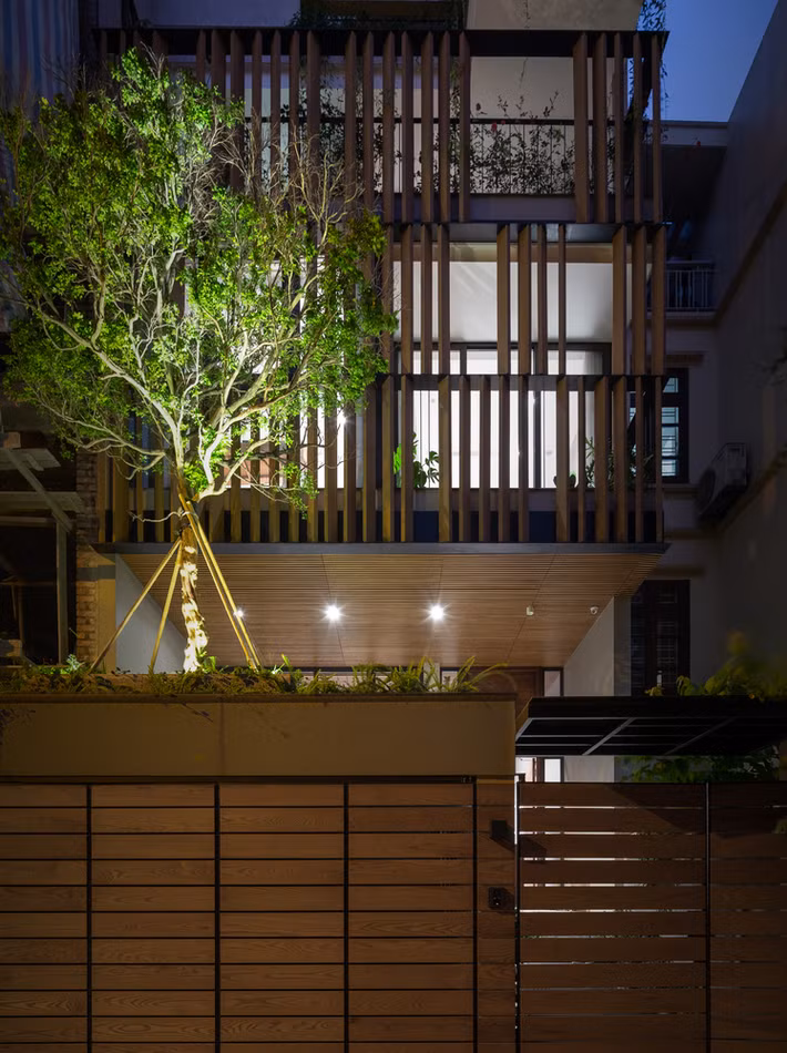 Khu vườn phía trước được nâng lên để tạo không gian bên dưới làm nhà để xe, đồng thời đóng vai trò giảm bức xạ, bụi và tiếng ồn đô thị.