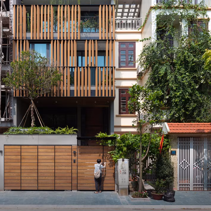 Do đó, việc xây dựng một ngôi nhà mới trong khu đô thị hiện là bài toán được đặt ra với các kiến trúc sư. Ngoài sự mới mẻ, ngôi nhà còn cần đáp ứng các tiêu chuẩn hiện đại với sự đột phá trong cấu trúc không gian, tạo nên một kiến trúc hài hòa.