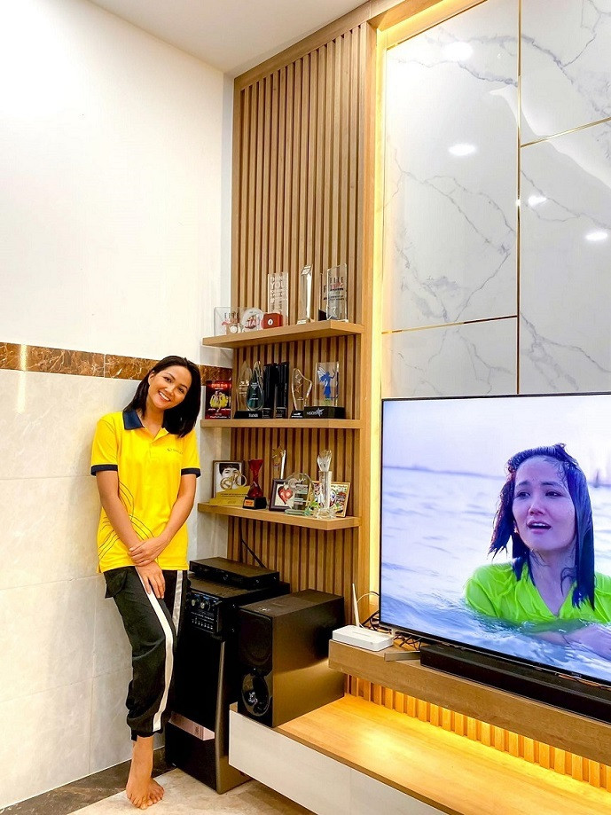 H’Hen Niê dành riêng một góc trong phòng khách để trưng bày nhiều giải thưởng trong hơn hai năm qua. Ảnh: Vietnamnet.