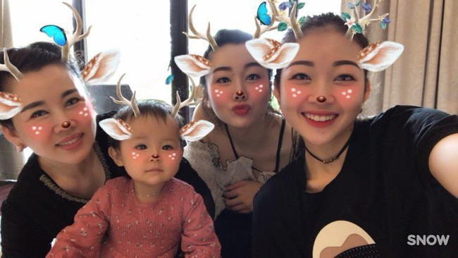 Bà Kim Dung và các con cháu chụp ảnh vui vẻ bên nhau. Ảnh: Vietnamnet.