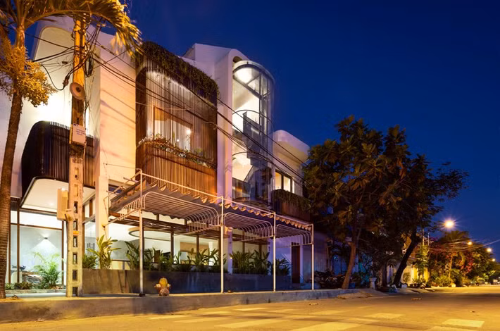 Vách ngăn chia giữa hai căn nhà hiện trạng được phá bỏ.