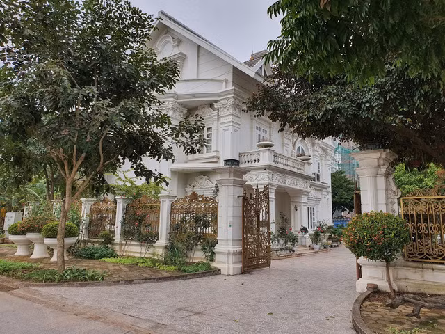 Đại gia Nguyễn Văn Thành (Hải Dương) cũng sở hữu ngôi nhà với phong cách thiết kế tân cổ điển châu Âu, đặc biệt, nội thất bên trong ngôi nhà đều được dát vàng 24k sang chảnh. Ảnh: Nhadautu.