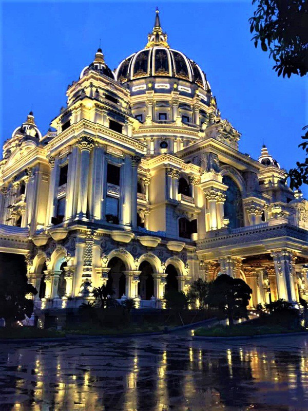 Tại Ninh Bình, lâu đài dát vàng mang tên Thành Thắng thuộc sở hữu của ông Đỗ Văn Tiến được khởi công xây dựng từ năm 2016 nằm trên quốc lộ 1A, huyện Gia Viễn. Ảnh: Baodansinh.