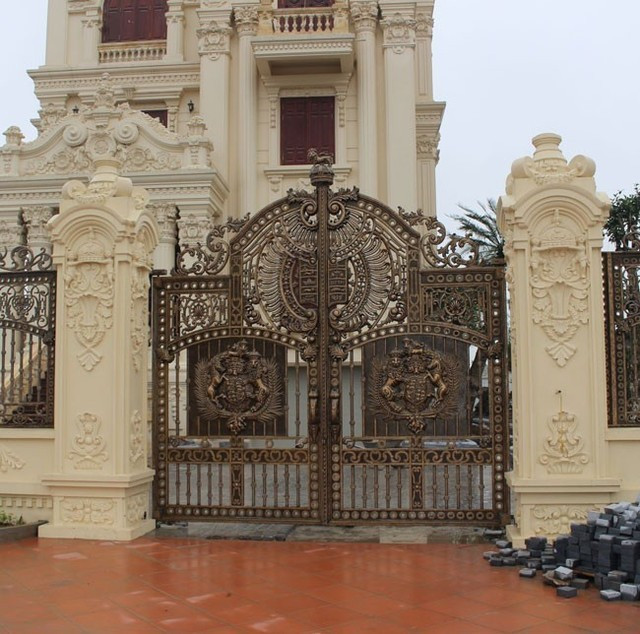 Lâu đài có hai cổng, được làm bằng đồng vàng, chạm khắc hình sư tử và ngựa. Ảnh: Vietnamnet.