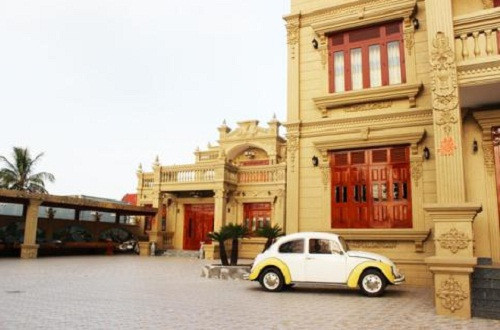 Chủ căn biệt thự là ông Lê Thái Thiện. Sở dĩ, căn biệt thự có tên Thiện Soi là ghép tên của ông và vợ. Ảnh: NLĐ.