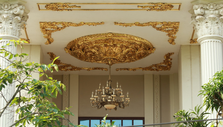 Bên trong lâu đài được trang trí với rất nhiều hoạ tiết dát vàng tạo nên vẻ lộng lẫy, nguy nga. Ảnh: Người đưa tin.