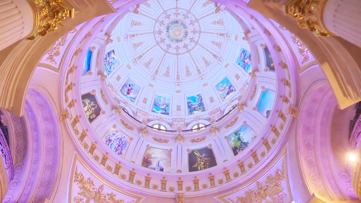 Đặc biệt, ở trung tâm biệt thự, các chi tiết chạm nổi trên trần đều được mạ vàng. Ảnh: Vnexpress.