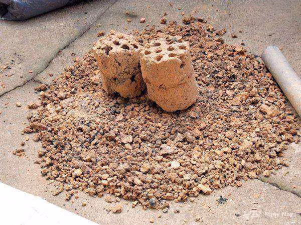 Anh Hiếu (Ba Đình, Hà Nội) chia sẻ, xỉ than tổ ong có thể xin được nhưng mang than về còn phải lọc ra mới sử dụng được. Nếu xin được thì công xử lý cũng mất rất nhiều thời gian.