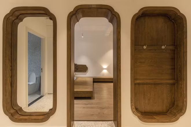 Điều này được thể hiện rõ trong cách trang trí những bức tường tại tầng 1 với gỗ sồi truyền thống, hoặc trên đầu giường của phòng ngủ.