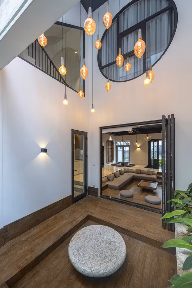 Tầng 1 của căn nhà là không gian sinh hoạt chung gồm vườn trước, vườn sau. Ở giữa là không gian sinh hoạt chính được thiết kế như là một khu chức năng bao quanh phòng khách, bếp, phòng ăn và một toilet nhỏ.