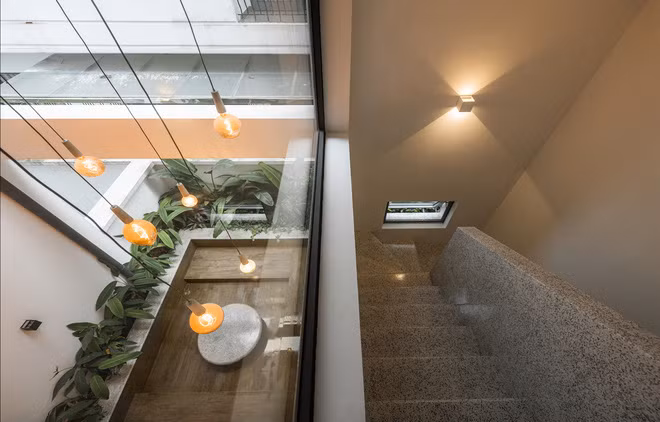 Chất liệu terrazzo được sử dụng trong thiết kế sàn nhà, hành lang và cầu thang, mang đến bầu không khí mát mẻ dễ chịu.