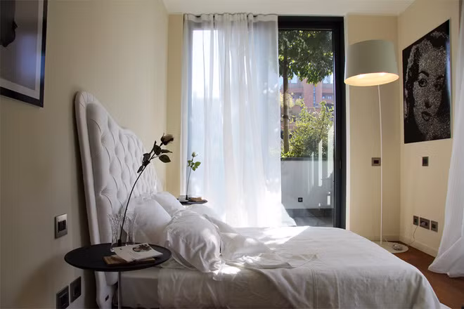 Từ phòng ngủ, gia chủ đều có thể nhìn thấy màu xanh mướt của cây. Nguồn ảnh: Archdaily.