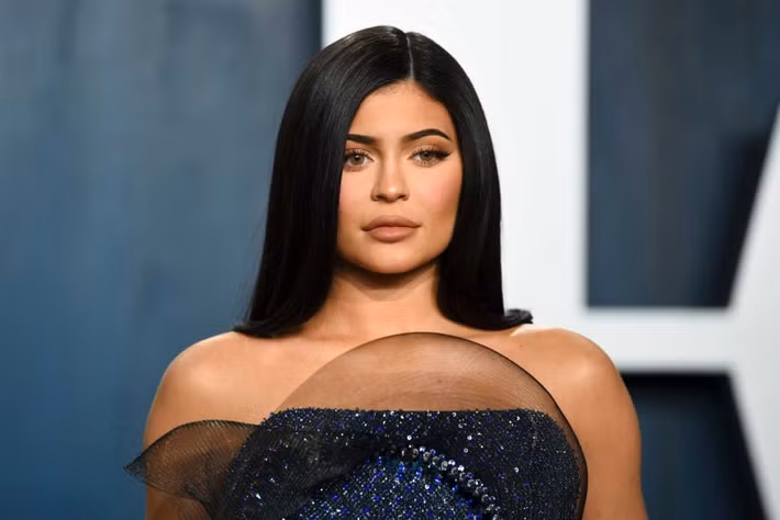 Theo Thesun, nữ tỷ phú tự thân 22 tuổi Kylie Jenner từng chi hàng trăm triệu đô mua biệt thự, máy bay riêng, hàng hiệu trước khi xảy ra lùm xùm làm giả tờ khai thuế.