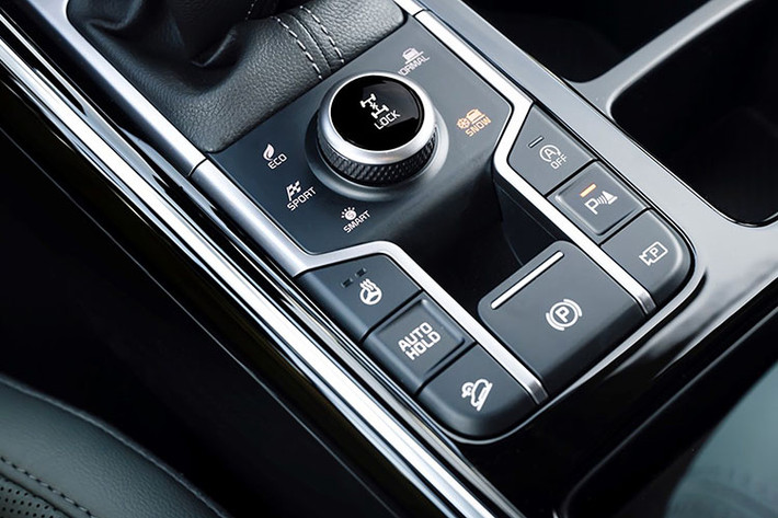 Bên cạnh đó, Kia Sorento HEV 2025 cũng tích hợp chìa khóa kỹ thuật số Kia Digital Key 2, cho phép người dùng mở khóa và khởi động xe bằng smartphone hoặc smartwatch, đồng thời ghi nhớ các cài đặt cá nhân hóa dành riêng cho từng tài khoản.