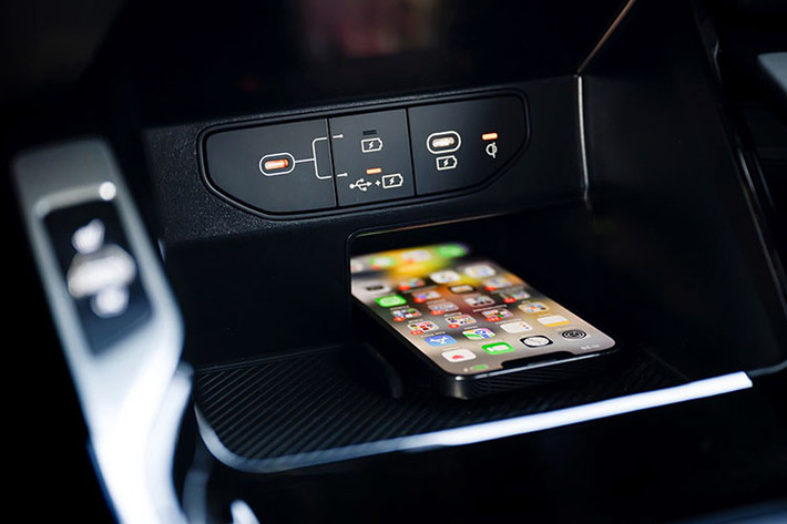 Một trong những điểm nhấn đáng chú ý nhất trên Kia Sorento HEV 2025 nâng cấp chính là loạt công nghệ hiện đại hỗ trợ người dùng. Mẫu SUV này hỗ trợ cập nhật phần mềm qua mạng không dây (OTA), cho phép cập nhật bản đồ, hệ thống điều khiển mà không cần đến trung tâm dịch vụ.