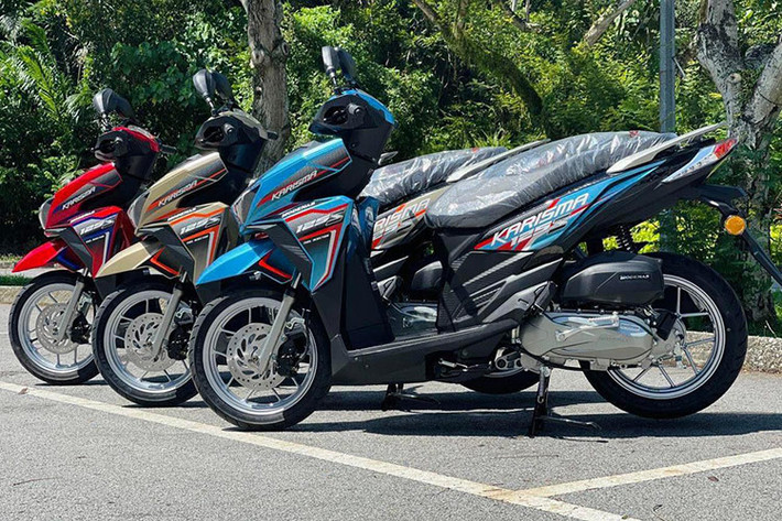 Về ngoại hình, Kawasaki Brusky 125 có diện mạo khá giống với "người đồng hương" Honda Vario 125 tại Thái Lan khi được tạo dáng phần đầu xe gọn, yếm trước được bao bọc bởi dàn áo được với những đường cắt, xẻ táo bạo nhưng đậm chất thể thao hơn.