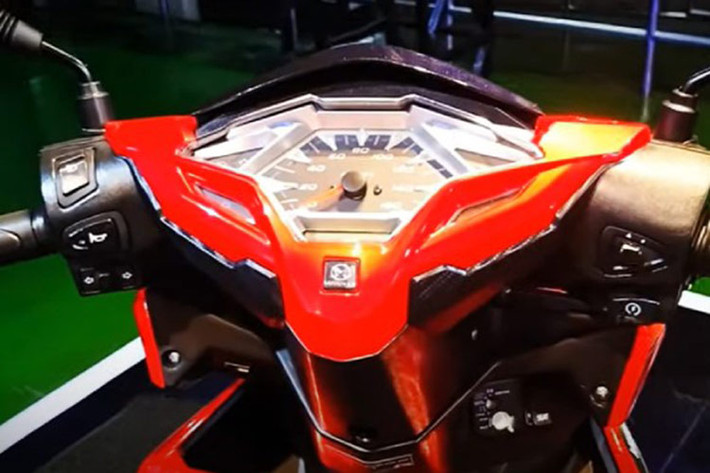 Cụm đồng hồ điều khiển của Brusky 125 loại analog truyền thống, có tích hợp một màn hình nhỏ kỹ thuật số. Bình xăng xe có dung tích 5,1 lít. Yên ngồi xe rộng, phía dưới có cốp đựng đồ rộng 14 lít. Phía trước xe có hộc đựng đồ nhỏ, có ổ sạc USB, có thể sạc điện thoại thông minh và các thiết bị điện tử cầm tay. 