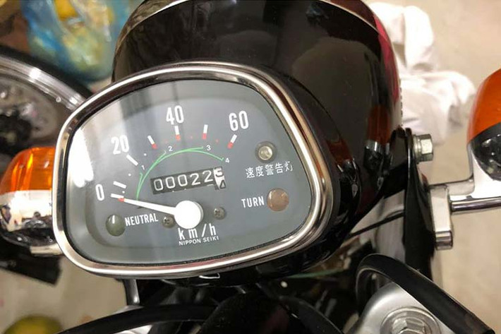 Theo chủ nhân chiếc xe tại Hà Nội chia sẻ, Honda CD50 Benly đời 1980 nàyv ới ngoại hình leng keng như mới trên quả thực hoàn toàn... "mới". Được sản xuất từ năm 1980 nhưng chiếc nó chưa một lần được đổ xăng để sử dụng với công tơ mét của chiếc xe chỉ dừng ở mức 22,5km.