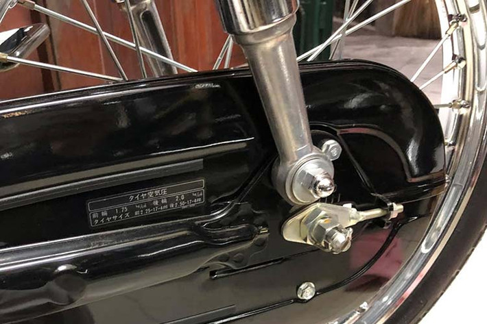 Honda CD 50 Benly sở hữu chiều dài 1.805 mm, chiều rộng 700 mm và chiều cao 1.020 mm với chiều cao yên xe tính từ mặt đất 748 mm. Động cơ xi-lanh đơn mang mã CD50E 4 thì làm mát bằng gió có dung tích 49 phân khối.